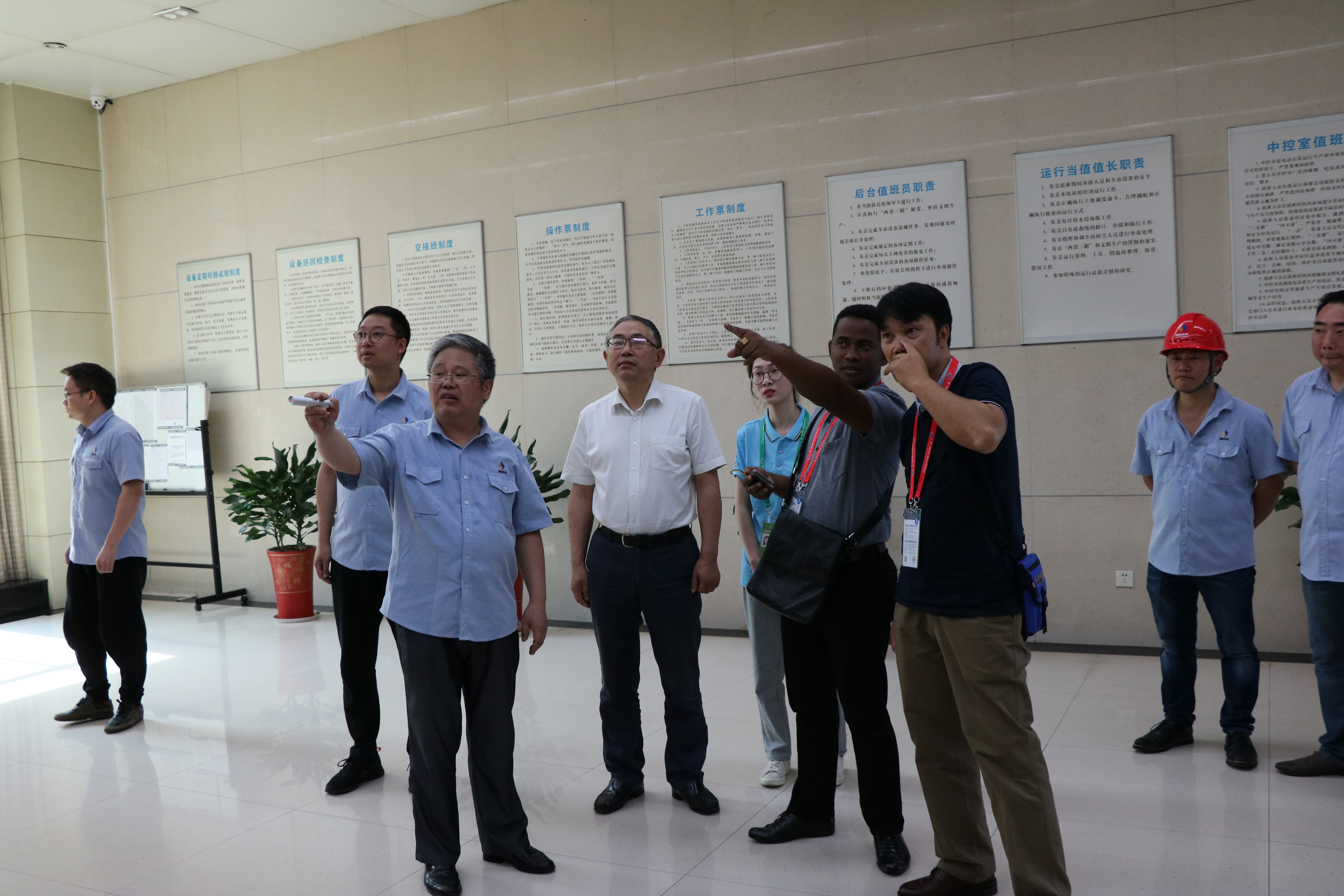 中非经贸博览会马达加斯加共和国参会人员参观株洲航电分mk